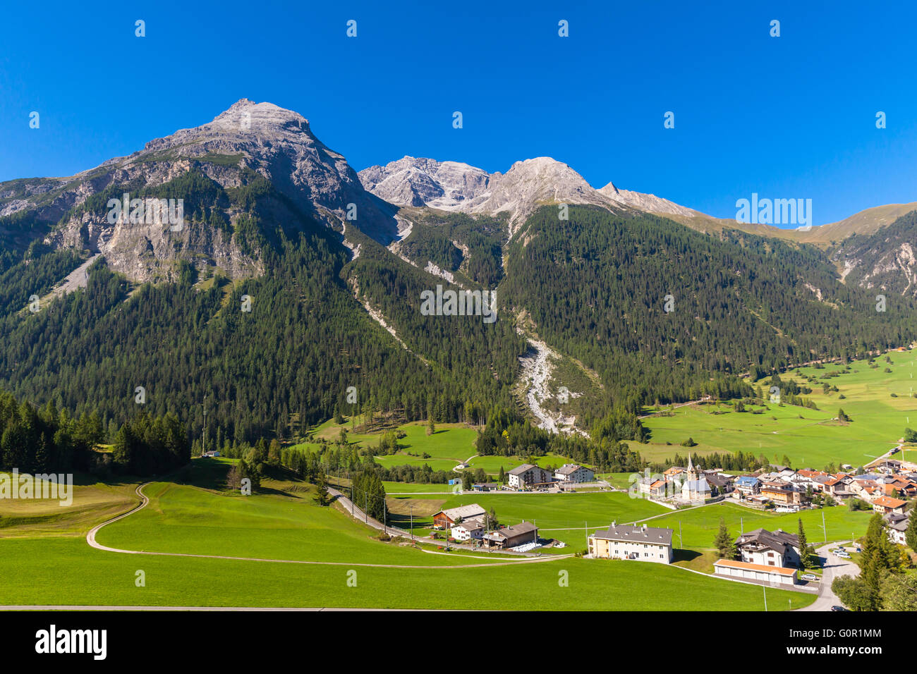 Schöne Aussicht auf das Städtchen Bergün und die Alpen auch Piz Ela aus Sightseeing mit dem Bernina Express im Sommer, kann Stockfoto