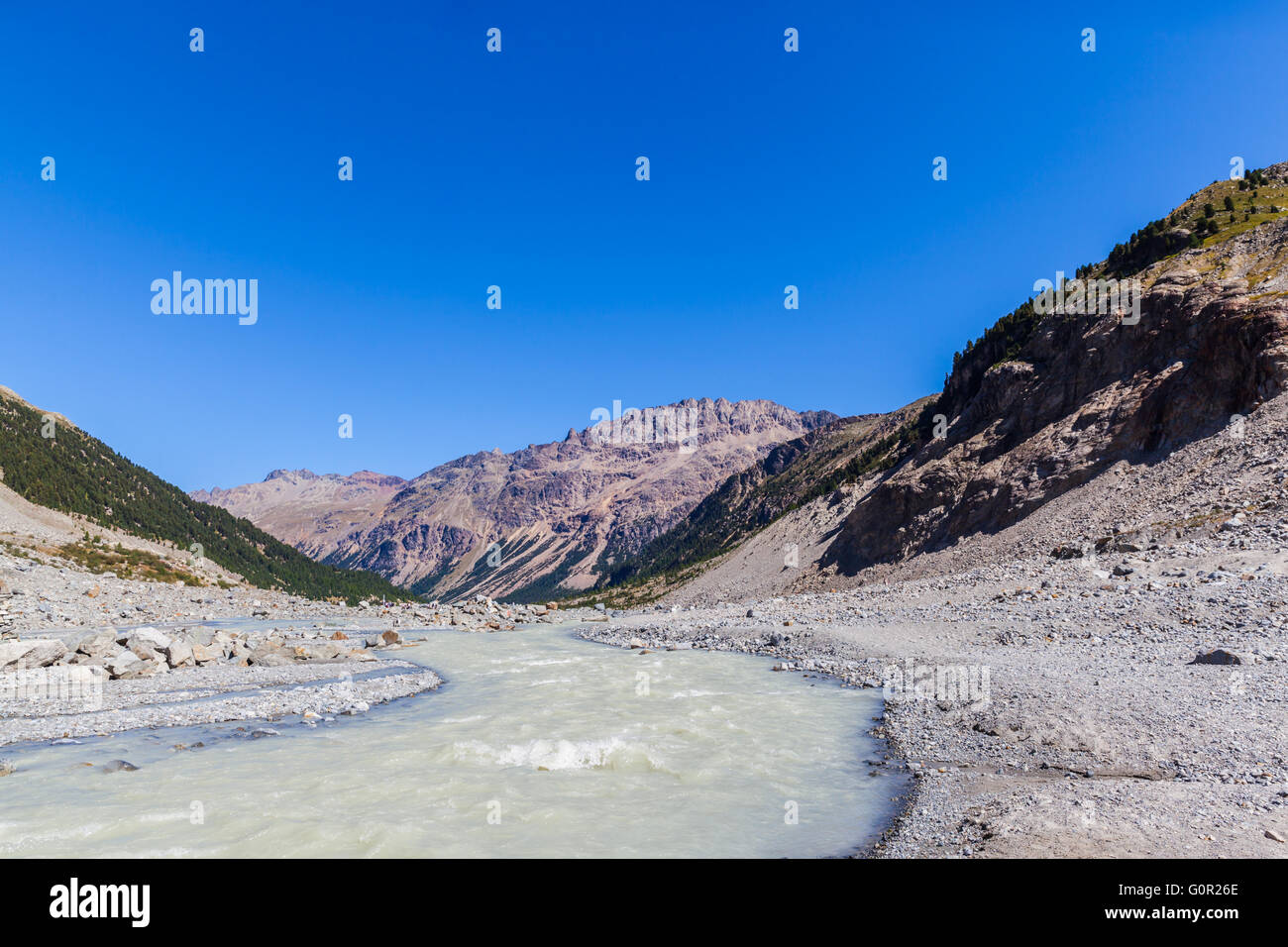 Schöne Aussicht auf er Livigno-Alpen von den Schweizer Alpen, darunter Piz Albris im Tal mit dem Fluss aus dem schmelzenden Eis von Mo Stockfoto