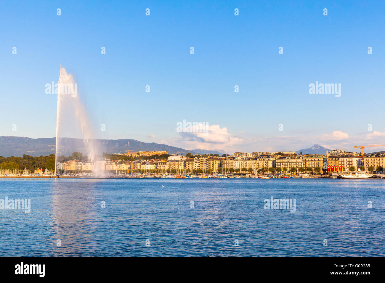 Schöne Aussicht auf den Wasserstrahl Brunnen auf den Genfer See und die Stadt von Genf bei Sonnenuntergang, Schweiz Stockfoto