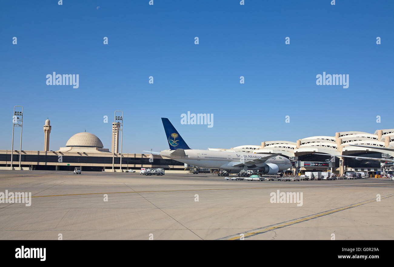 Riad - 01. März: Flugzeuge Vorbereitung nehmen ab Flughafen Riyadh King Khalid am 1. März 2016 in Riyadh, Saudi Arabien. Riyad Stockfoto