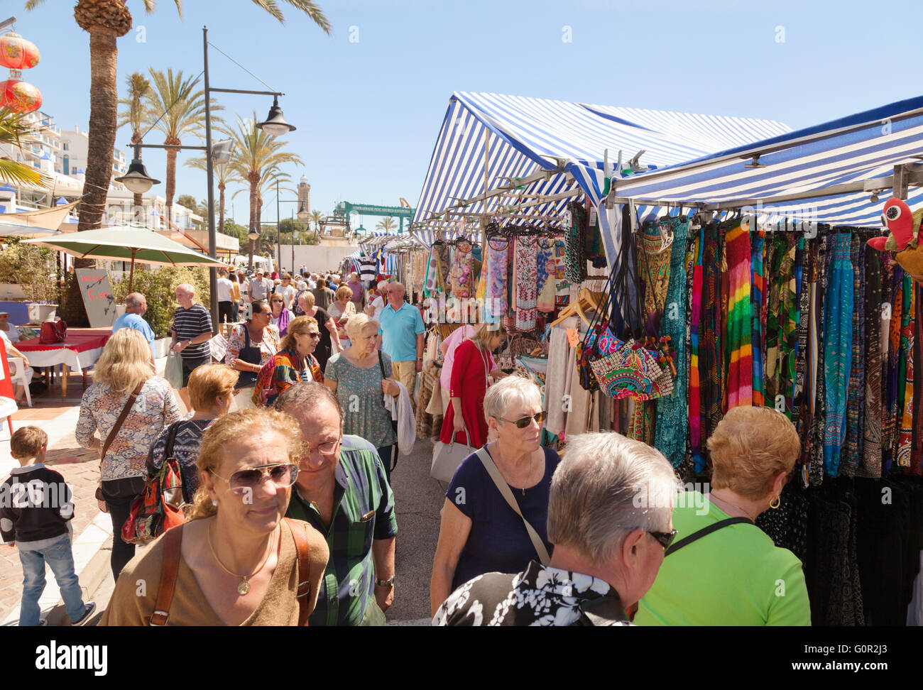 Menschen, die Einkaufen in Estepona Markt, Estepona, Costa Del Sol, Andalusien, Spanien-Europa Stockfoto