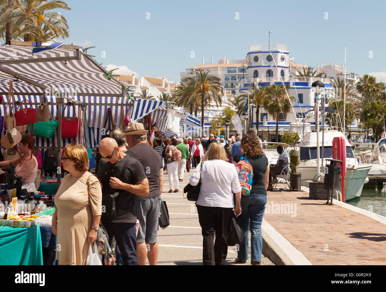 Menschen, die Einkaufen in Estepona Markt, Estepona, Costa Del Sol, Andalusien, Spanien-Europa Stockfoto