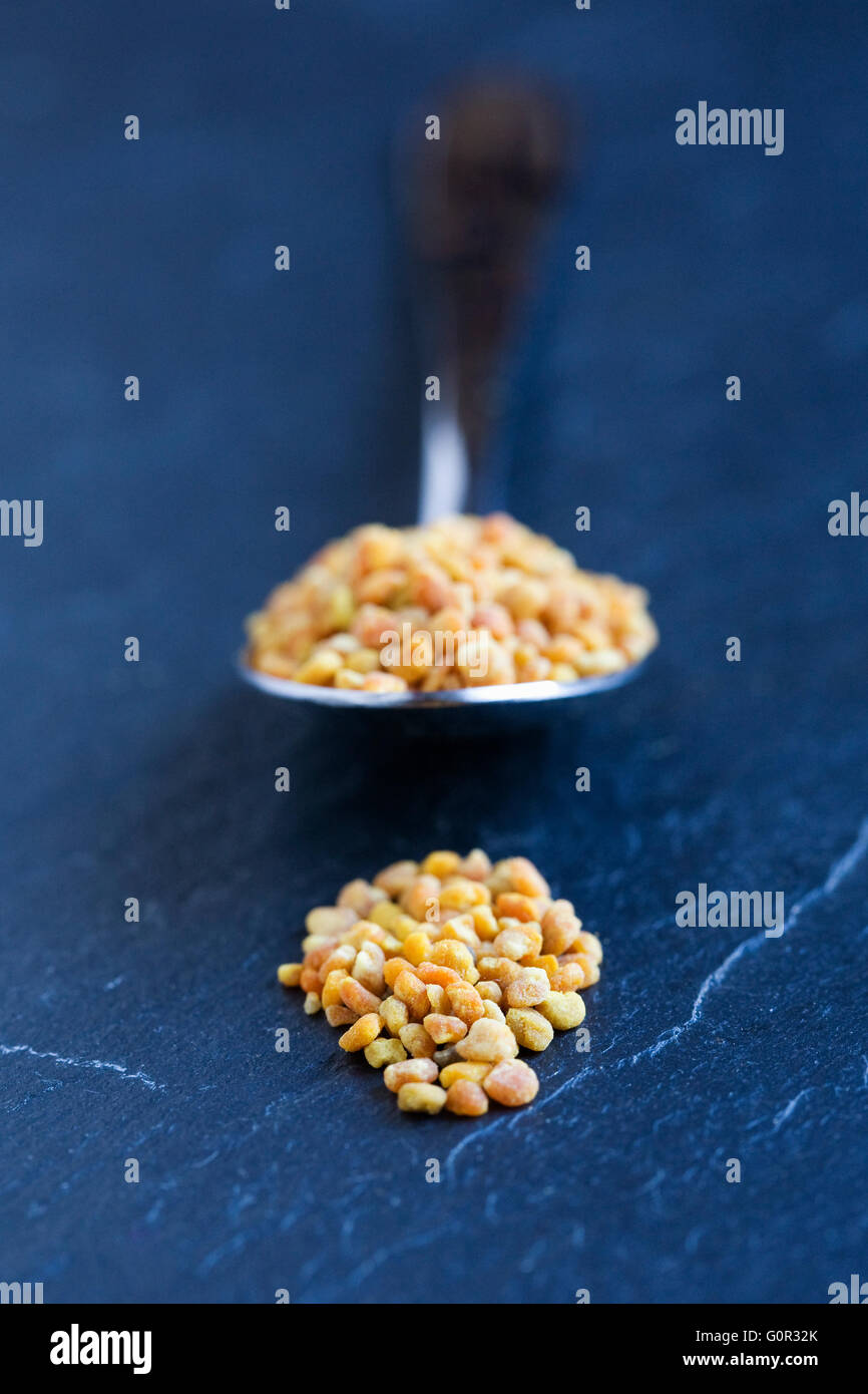 Einen Teelöffel Bienenpollen. Stockfoto