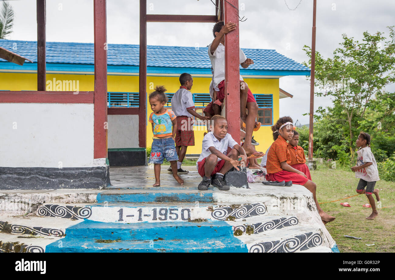 JAYAPURA, WEST PAPUA, Indonesien - ca. Februar 2016: Schüler außerhalb ein Schulhaus ruhen Stockfoto