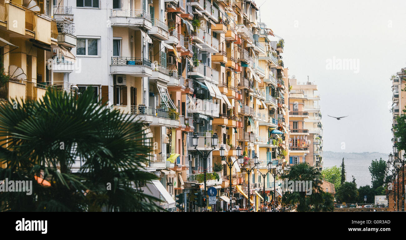 Bunte Häuser in Fußgängerzone. Mehrfamilienhäuser in Thessaloniki, Griechenland. Stockfoto
