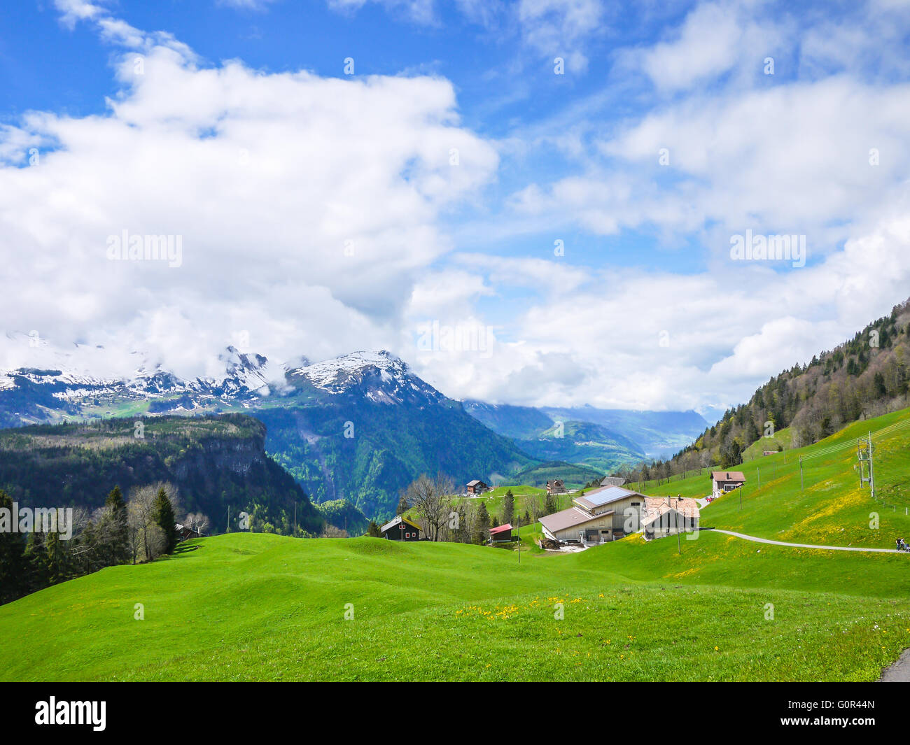 Blick auf Berge und Tal in den Alpen im Kanton Schwyz, Schweiz Stockfoto