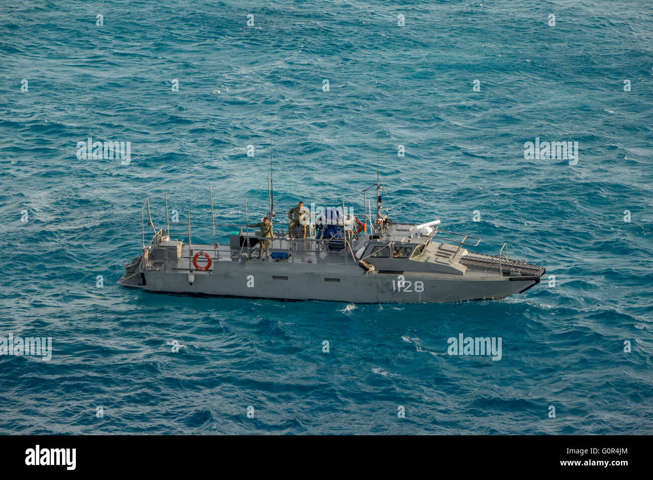 Mexikanische Marine CB 90 (Combat Boot), HMN Polaris Klasse Patrol Interceptor schnelles Motorboot Shadowing ein Kreuzfahrtschiff in den Hafen Stockfoto