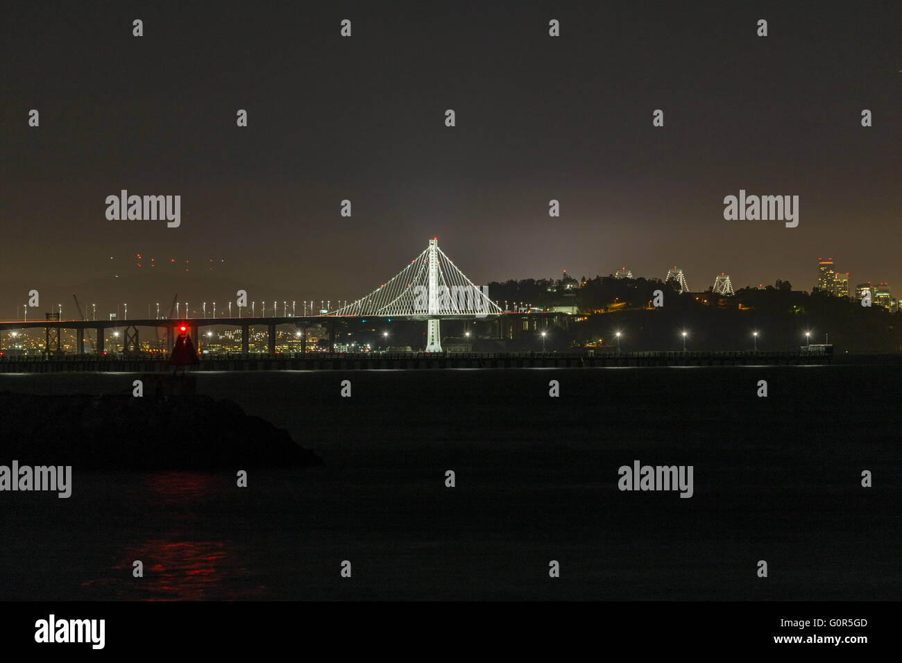 Bay Bridge und San Francisco bei Nacht. Stockfoto