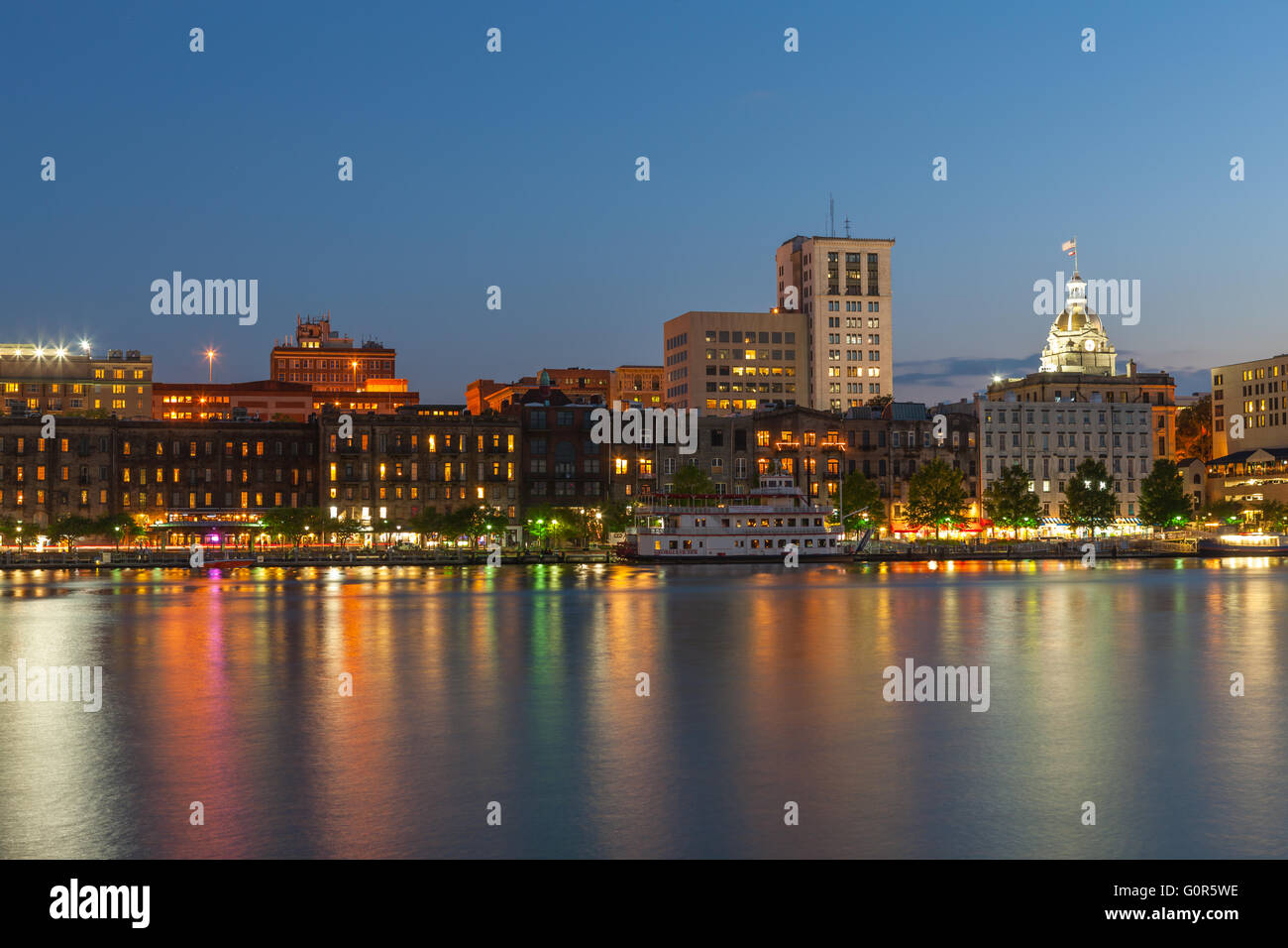 Die Lichter der River Street, City Hall und die Skyline spiegeln sich in Savannah River in der Dämmerung in Savannah, Georgia. Stockfoto