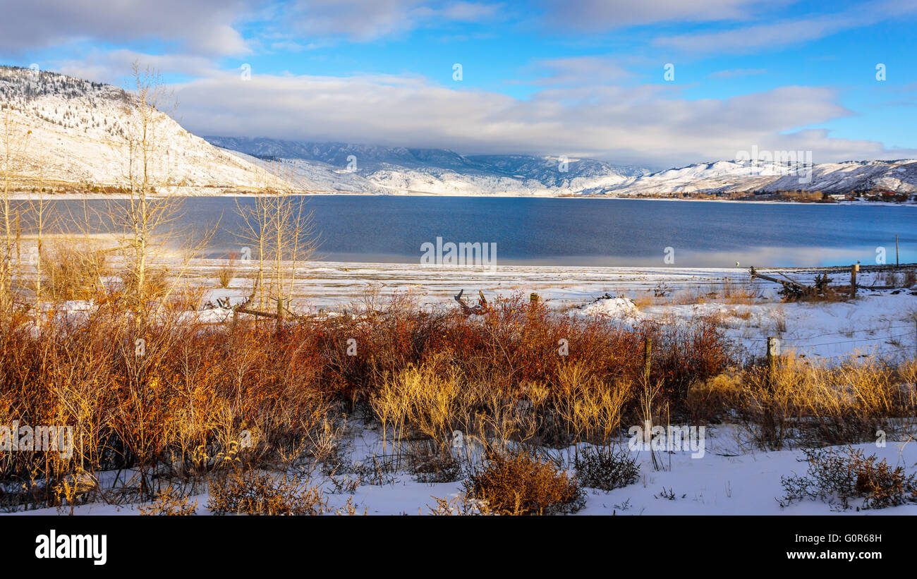 Kamloops Lake (oder das Thompson River) in British Columbia, Kanada auf einem kalten und klaren Winter's Tag unter einem blauen Himmel Stockfoto