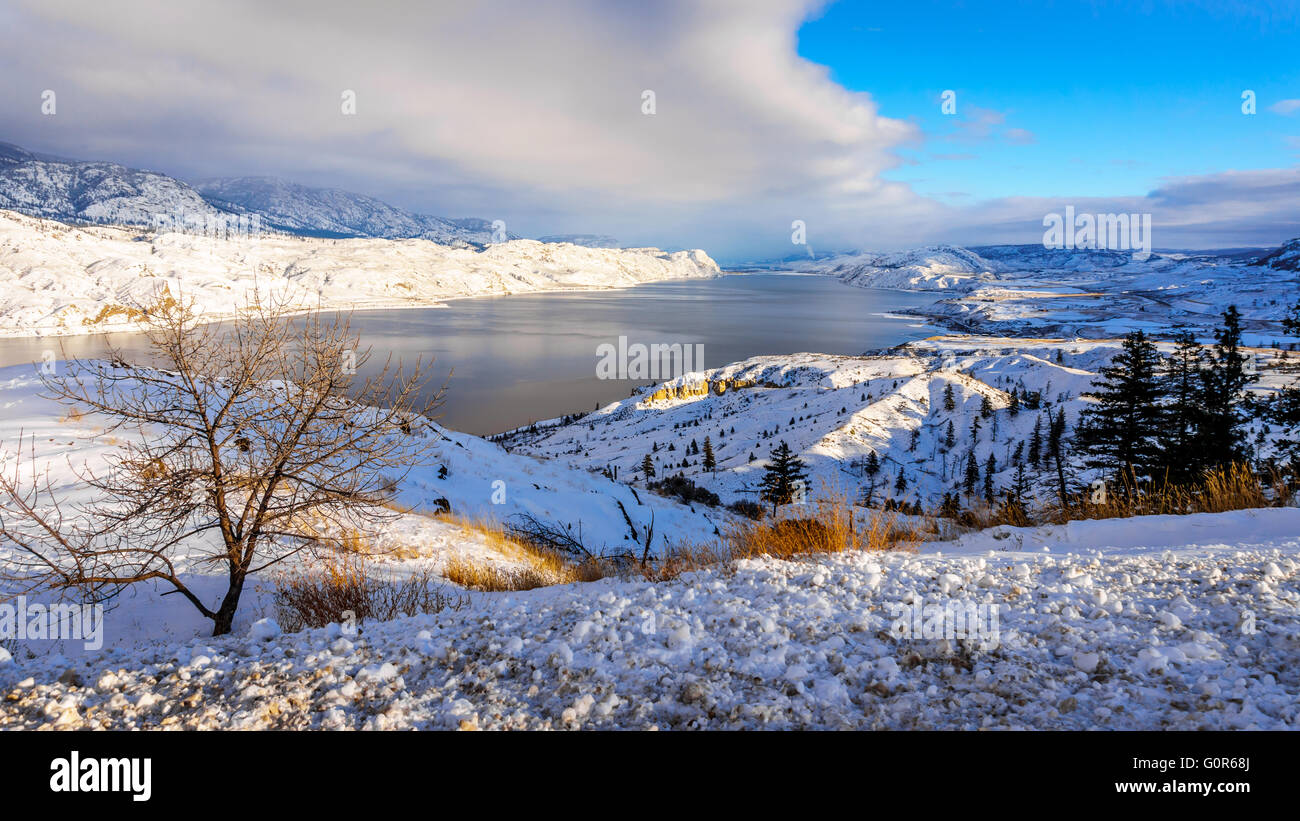 Kamloops Lake (oder das Thompson River) in British Columbia, Kanada auf einem kalten und klaren Winter's Tag unter einem blauen Himmel Stockfoto