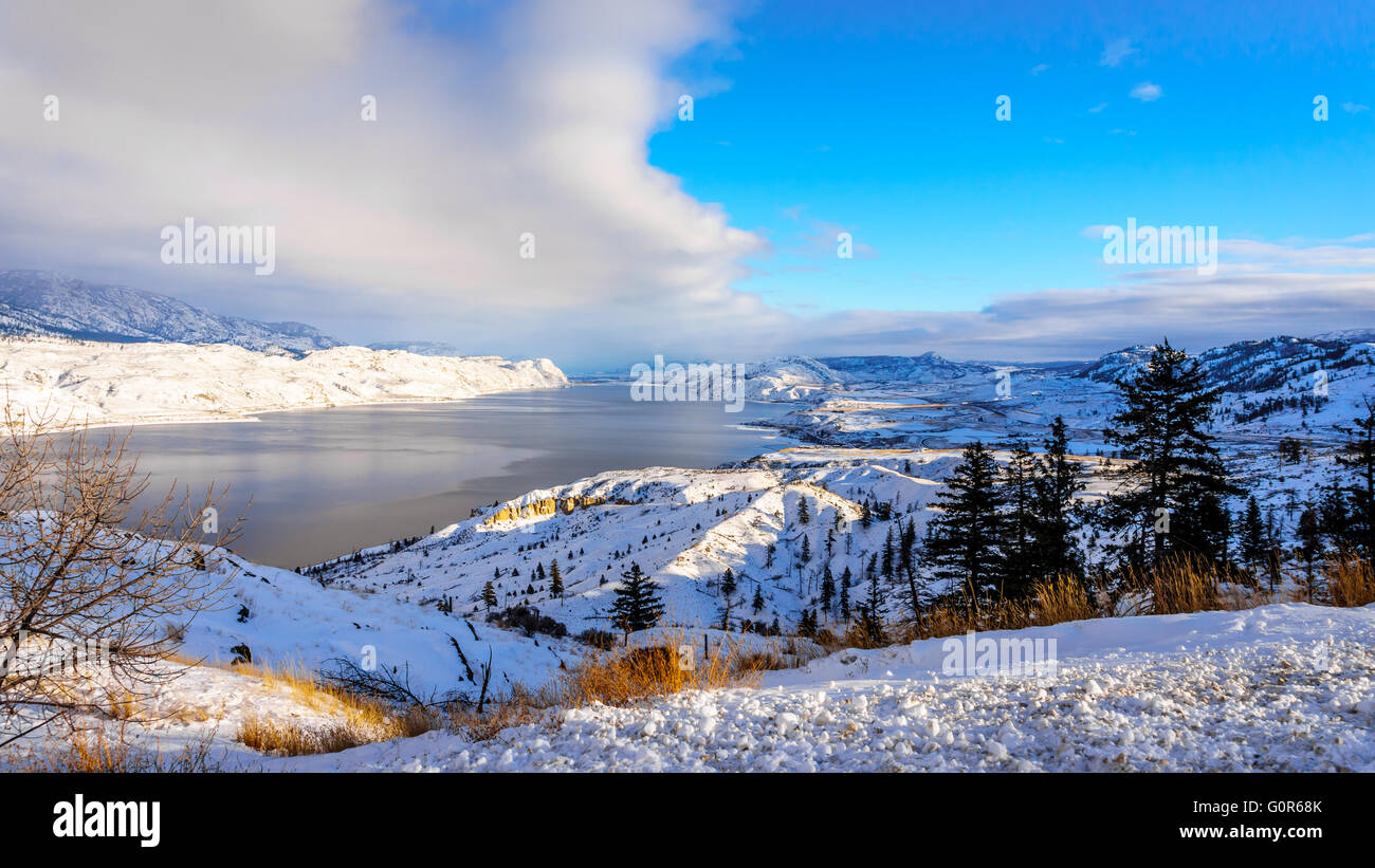 Kamloops Lake (oder das Thompson River) in British Columbia, Kanada auf einem kalten und klaren Winter's Tag unter einem blauen Himmel Stockfoto