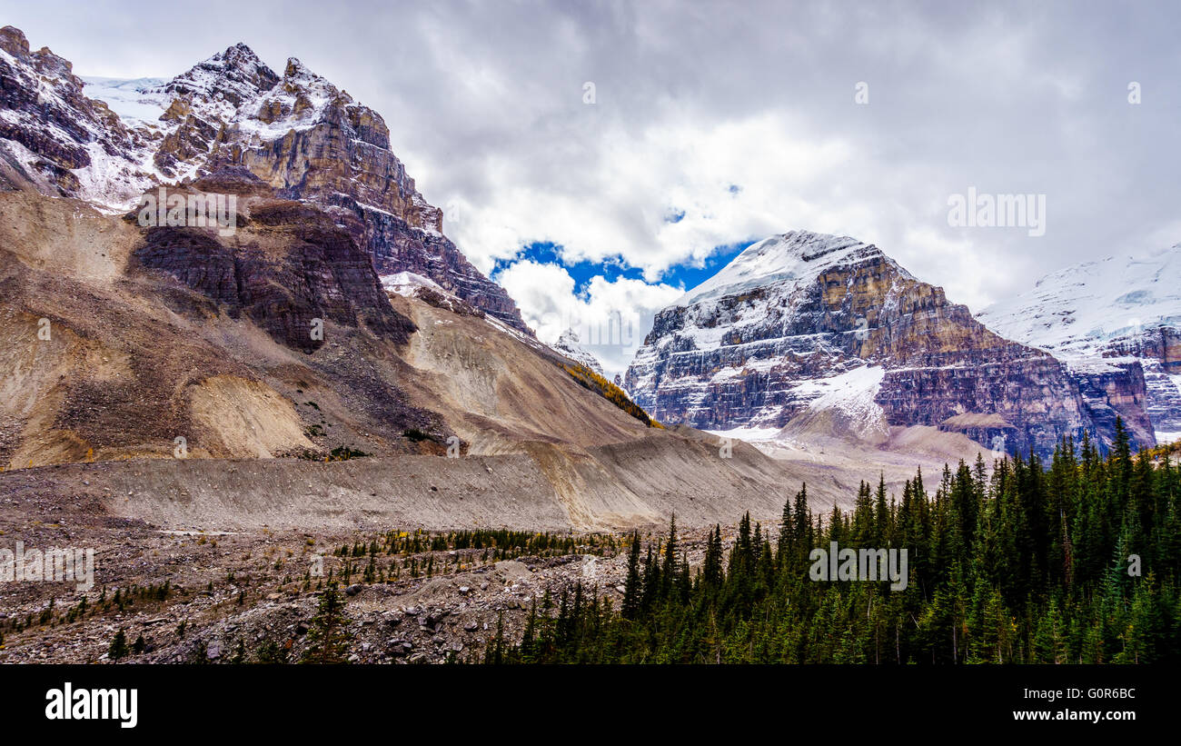 Mount Aberdeen und Mount Lefroy gesehen vom Wanderweg in die Ebene von sechs Gletscher am Lake Louise in den kanadischen Rocky Mountains Stockfoto