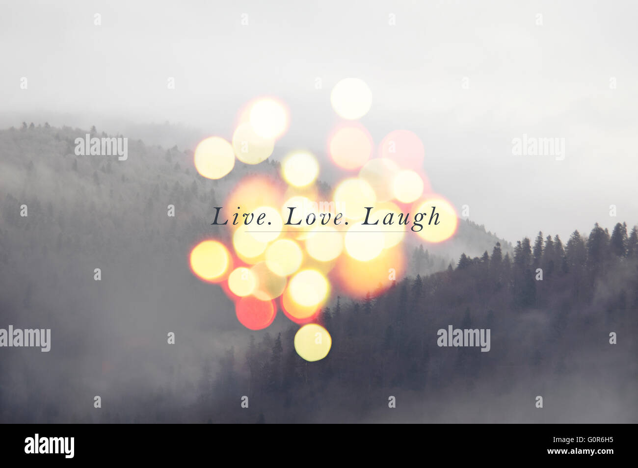 Leben Sie lachen Liebe - inspirierende Botschaft auf Berglandschaft Stockfoto