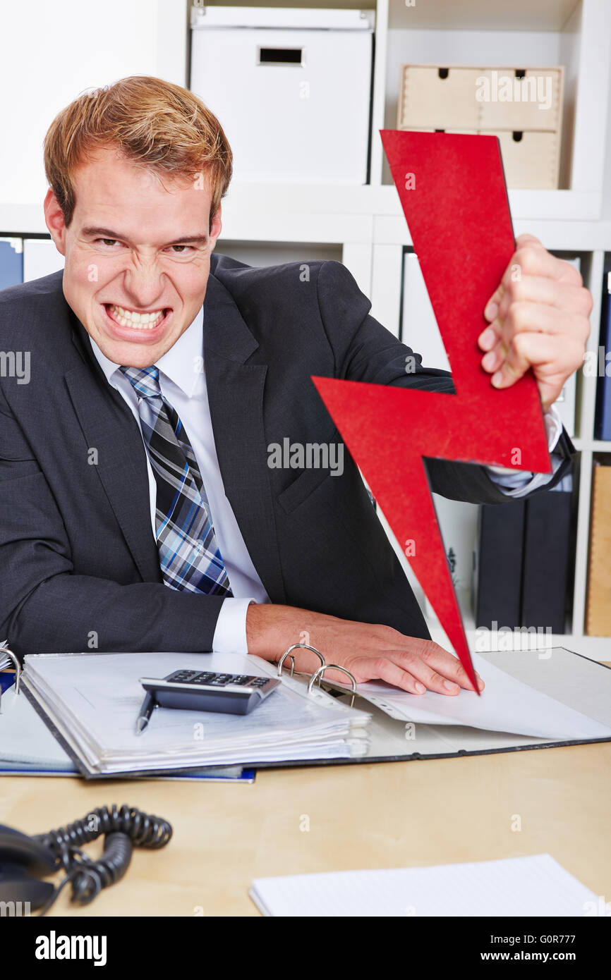 Wütend Geschäftsmann mit einem roten Blitz im Büro Stockfoto