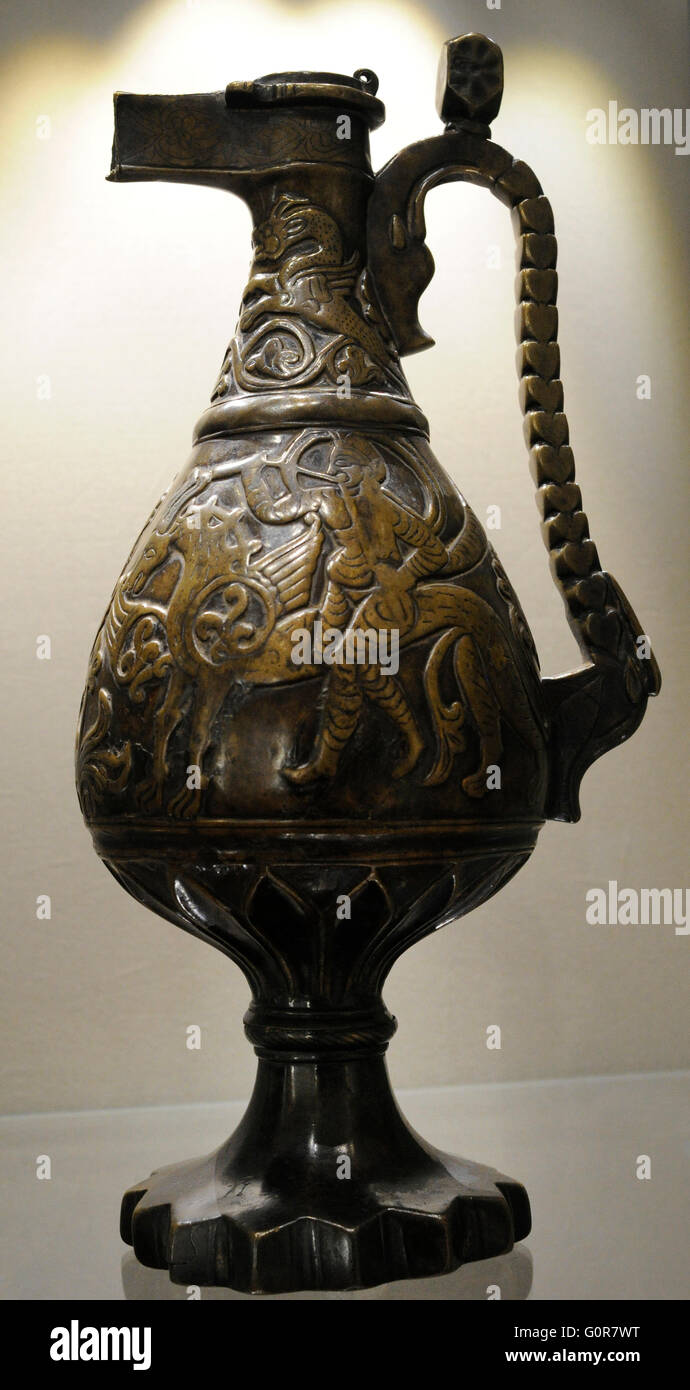 In der Nähe von Osten. Iran. Ewer mit weiblichen Flötist und ein fantastisches Tier. Bronze; zu jagen. 8.-9. Jahrhundert. Gefunden Sie in Dagestan (Kaukasus). Die Eremitage. Sankt Petersburg. Russland. Stockfoto
