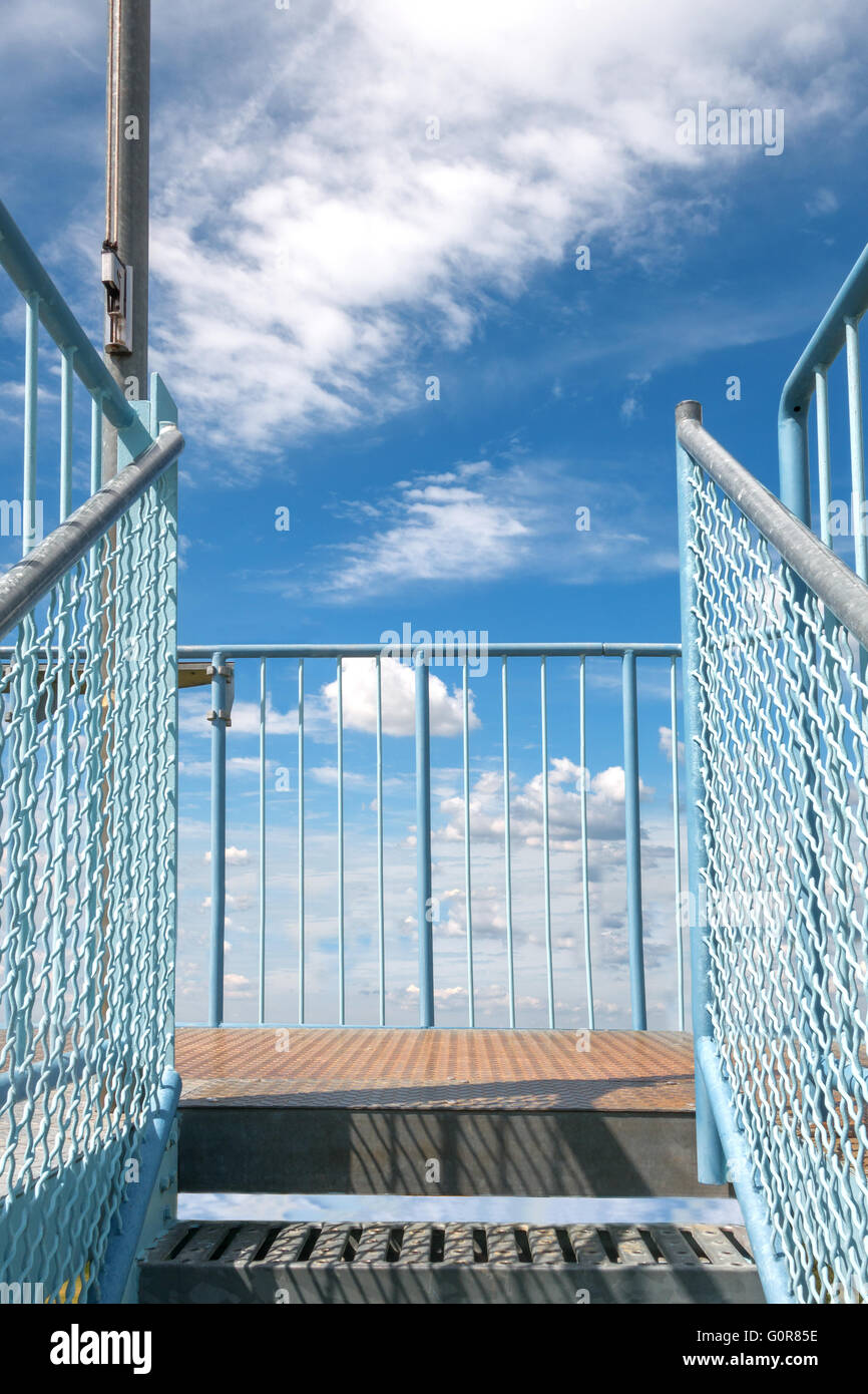 Offene Treppe zu einer Aussichtsplattform Stockfoto