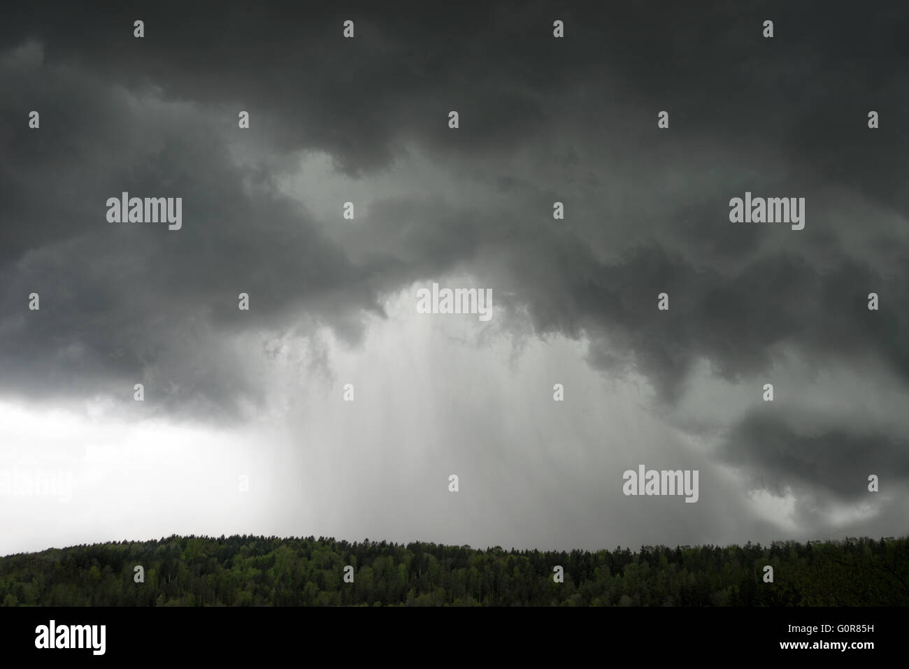 Große dunkle Regenwolke Stockfoto