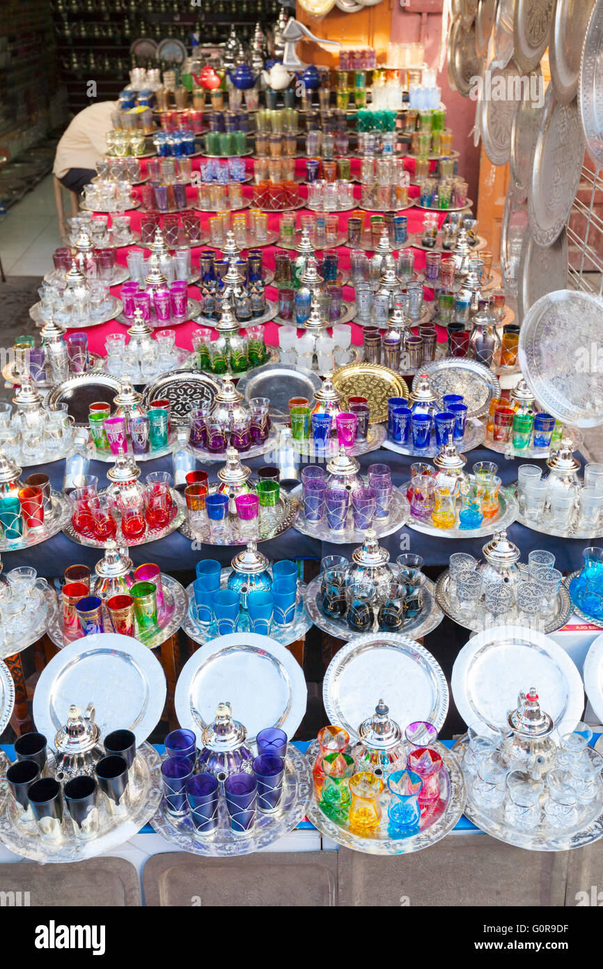 Traditionelle Teekannen und Gläser zu verkaufen, Marrakesch, Marokko Stockfoto