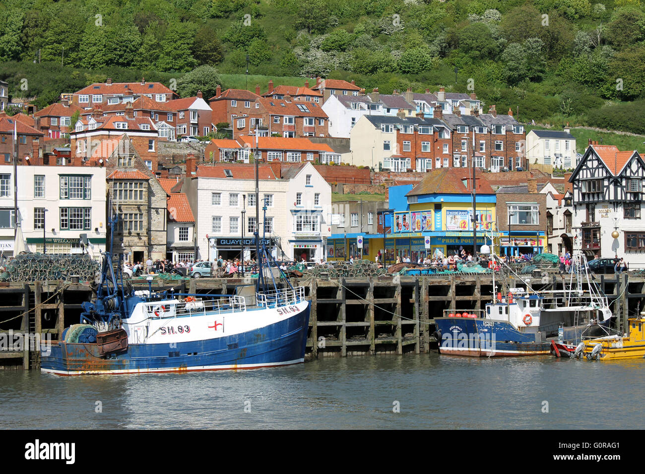 SOUTH BAY HARBOR, SCARBOROUGH, NORTH YORKSHIRE, ENGLAND - 19. Mai 2014: Touristen genießen einen Tag in der beliebten Küstenstadt R Stockfoto