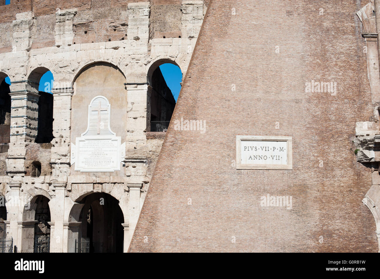 Kolosseum-Außenwand und Bogen Teil mit lateinische Inschrift in sonnigen Tag Stockfoto