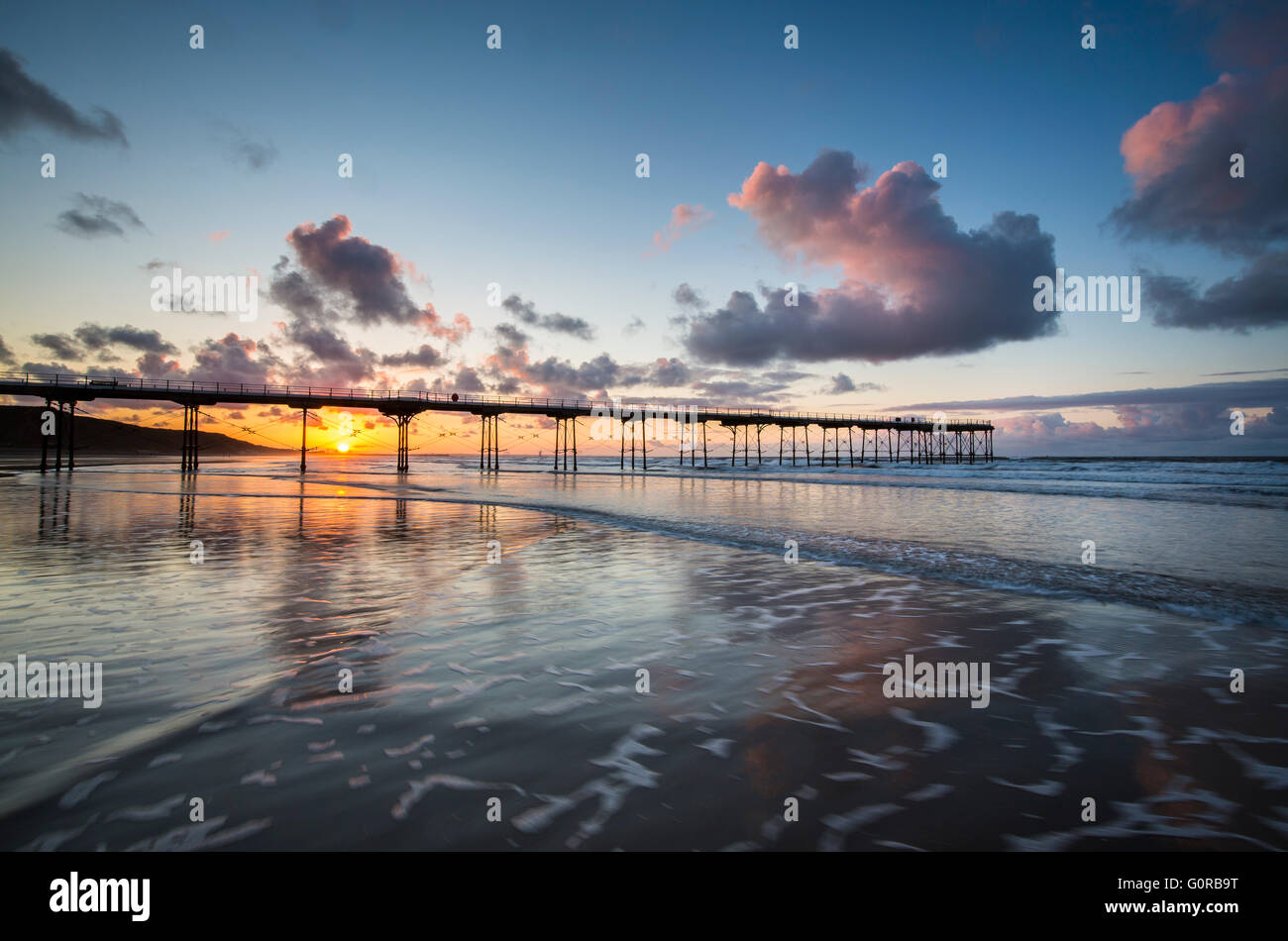 Saltburn Strand und Pier bei Sonnenuntergang Frühling, Cleveland Stockfoto