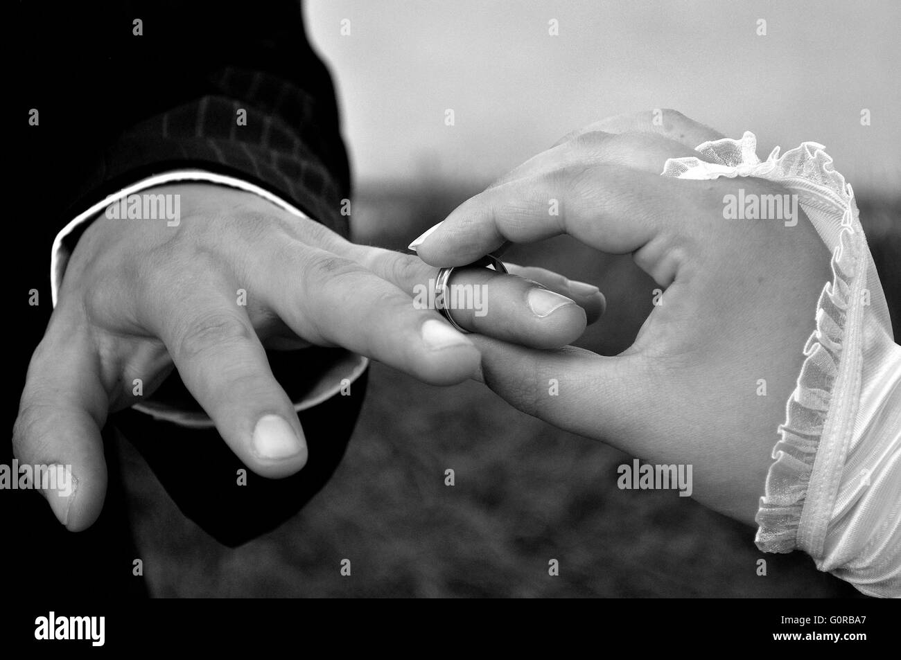 Hochzeit Moment, wenn die Braut nur den Ehering am Finger des Bräutigams platziert Stockfoto