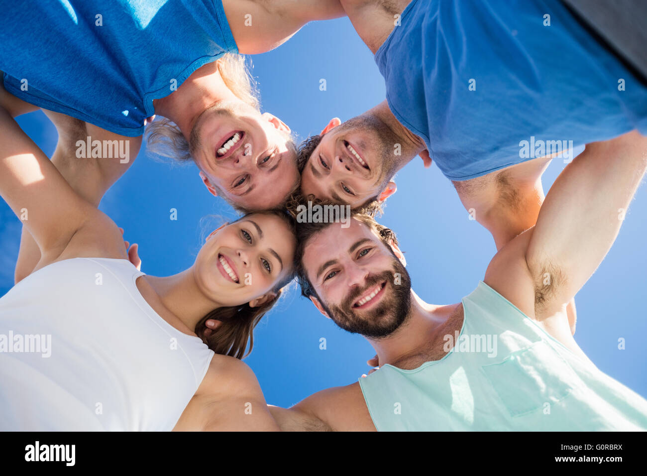 Freunde stecken ihre Köpfe in einem cirlce Stockfoto