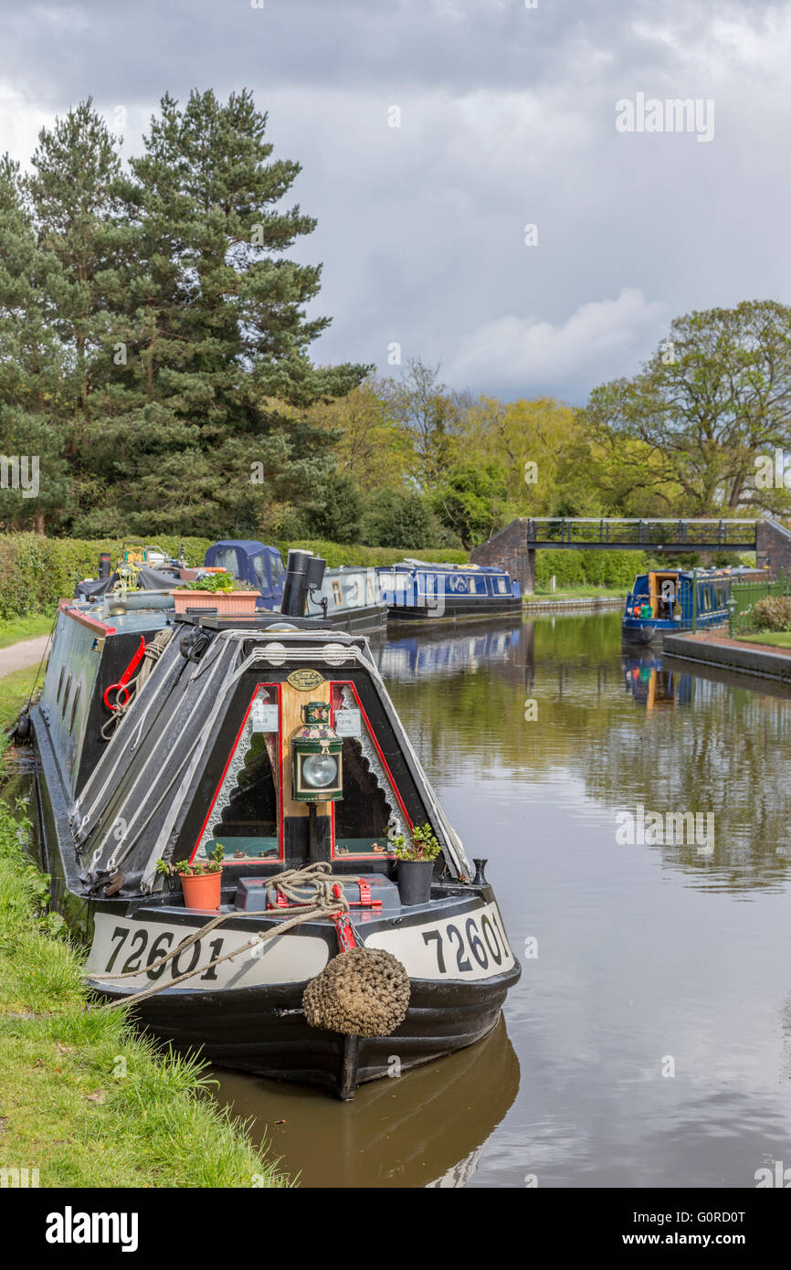 Traditionellen Narrowboat vertäut am Trent & Mersey Kanal bei Alrewas, Staffordshire, England, UK Stockfoto