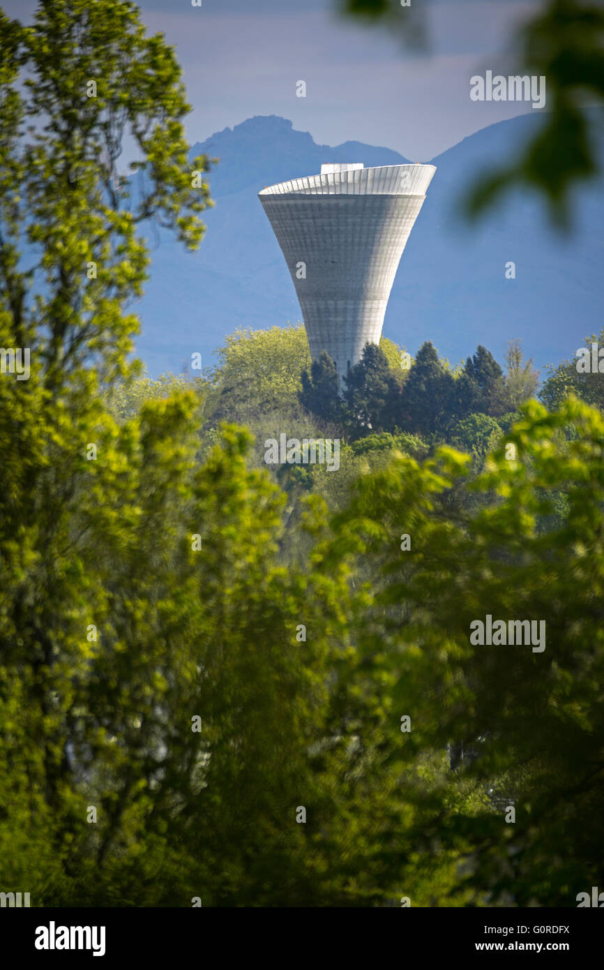 Der Prissé Wasserturm, in Bayonne (Frankreich). Moderne Industriegebäude. Meilenstein in der Landschaft. Stockfoto