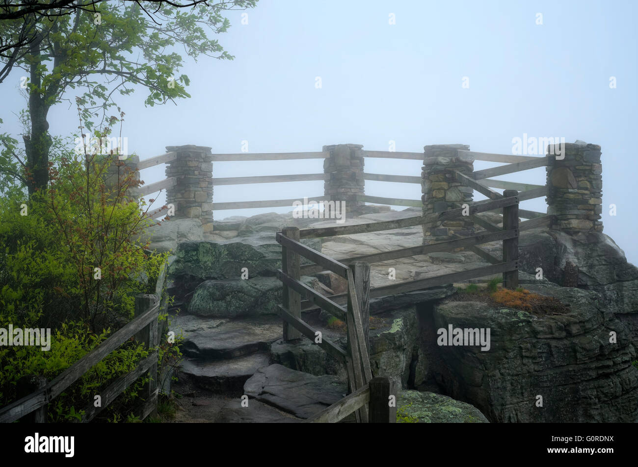 Scenic Overlook im Morgennebel. Pilot Mountain State Park, NC Stockfoto