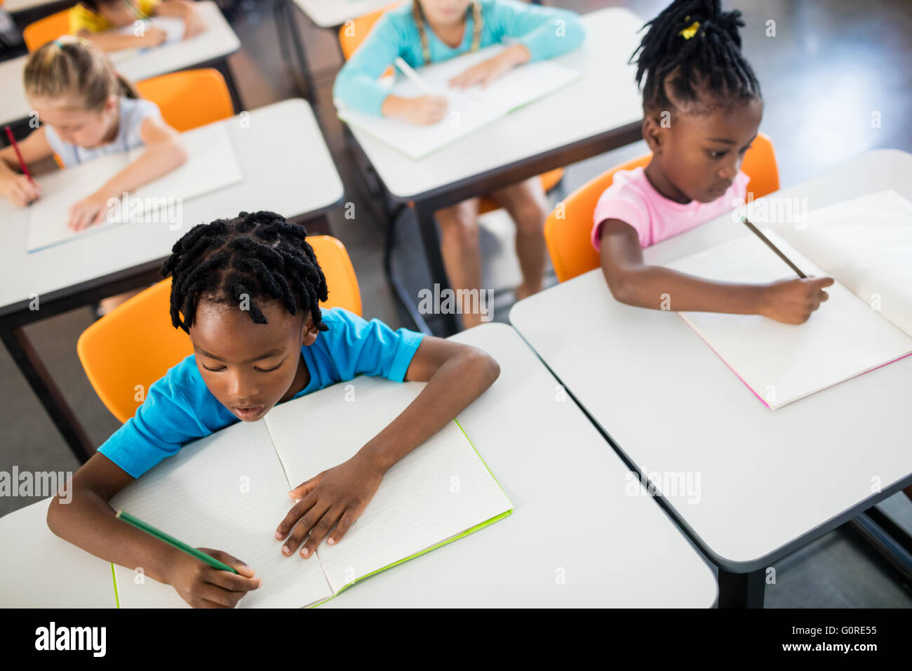 Luftaufnahme der Schülerinnen und Schüler studieren Stockfoto