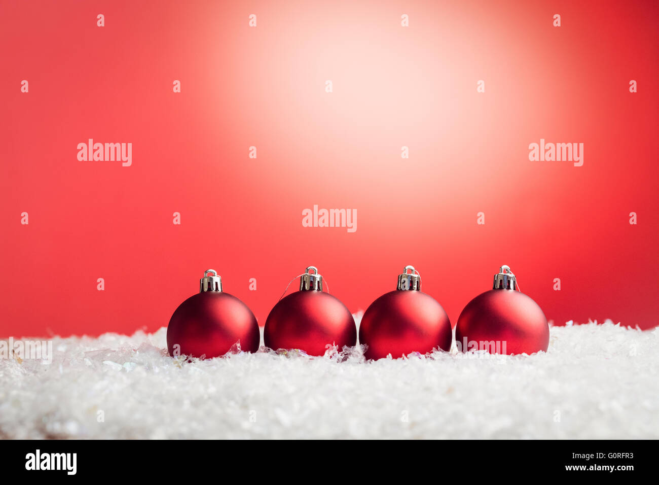 Zusammengesetztes Bild von Christbaumkugeln aufgereiht Stockfoto