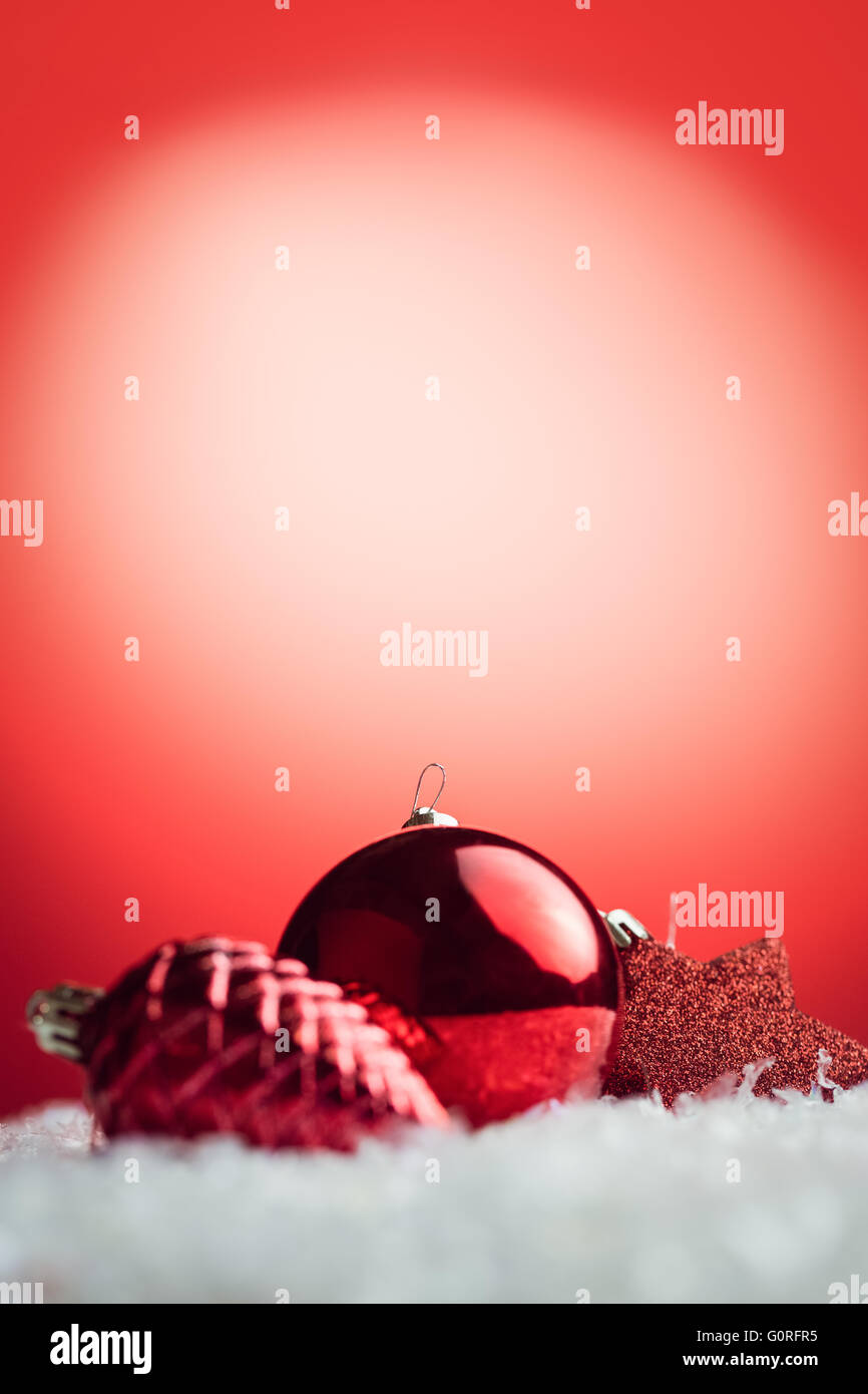 Zusammengesetztes Bild der Weihnachtskugel und Dekoration Stockfoto