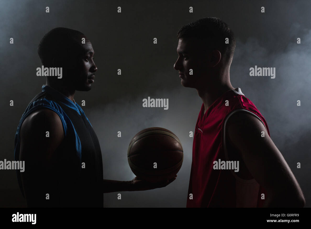 Suchen Sie einander zwei Basketball-Spieler Stockfoto