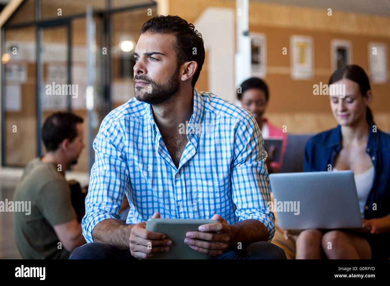 Mann mit seinem Team von Geschäftsleuten zusammen treffen Stockfoto