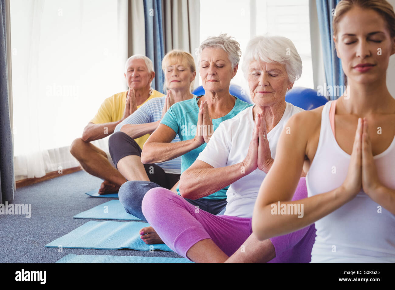 Vorderansicht des Senioren entspannend mit Fitness-Trainer Stockfoto