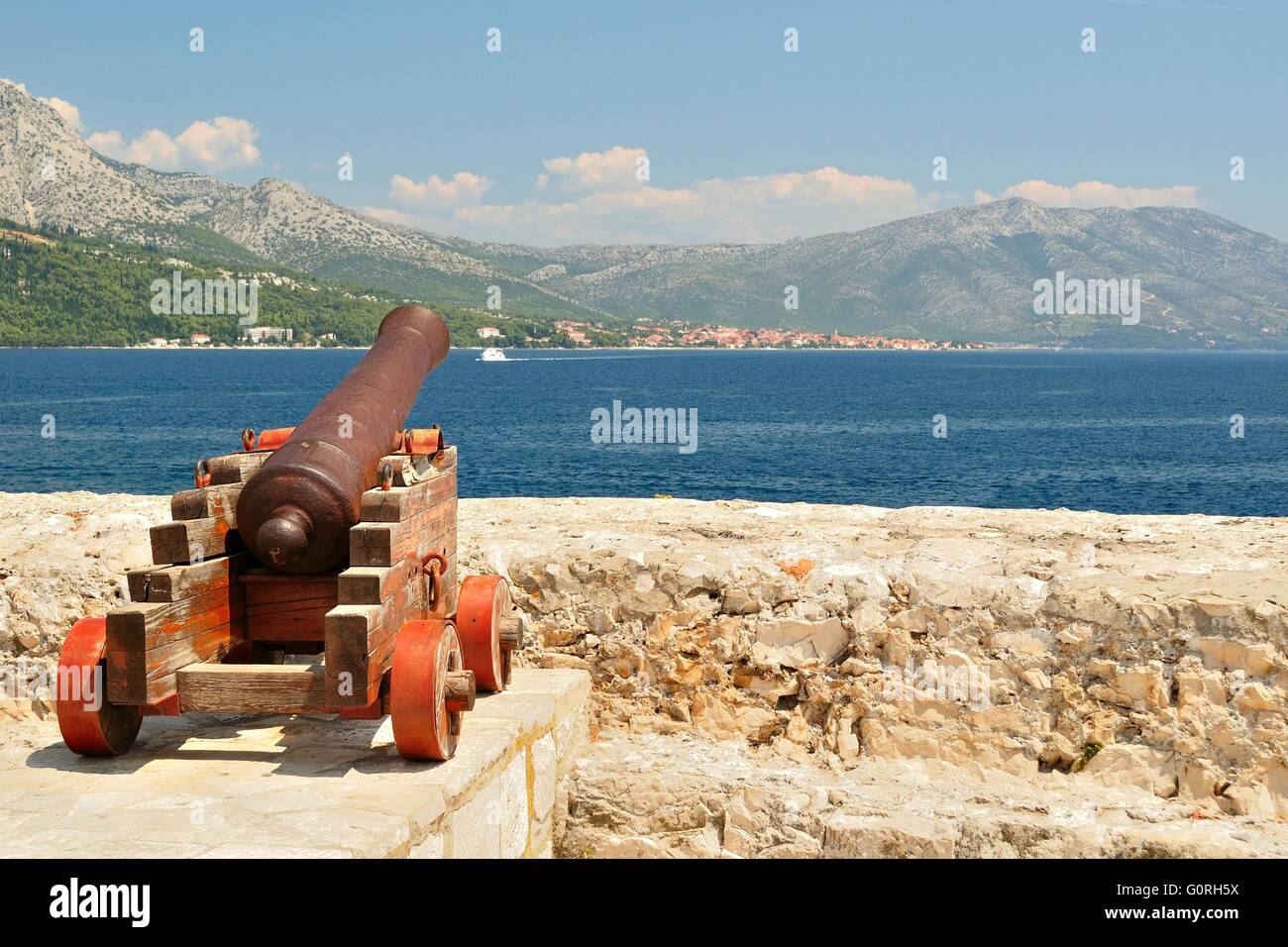 Alte Kanone auf alte Festung in der mittelalterlichen Stadt Korcula in Kroatien Stockfoto