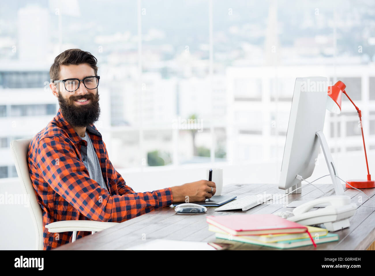 Hipster auf Grafiktablett zeichnen Stockfoto