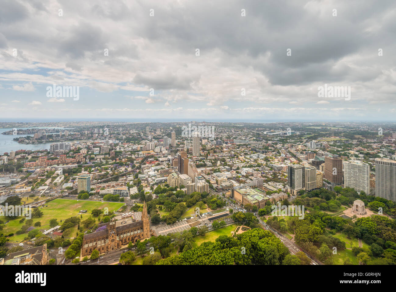 Luftaufnahme von Sydney aus Sydney Tower bei bewölktem Wetter, Sydney, New South Wales, Australien Stockfoto