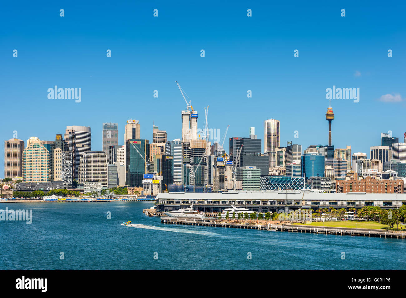 Geschäftsansicht Stadtteil Sydneys von Johnstons Bay, Sydney, New South Wales, Australien Stockfoto