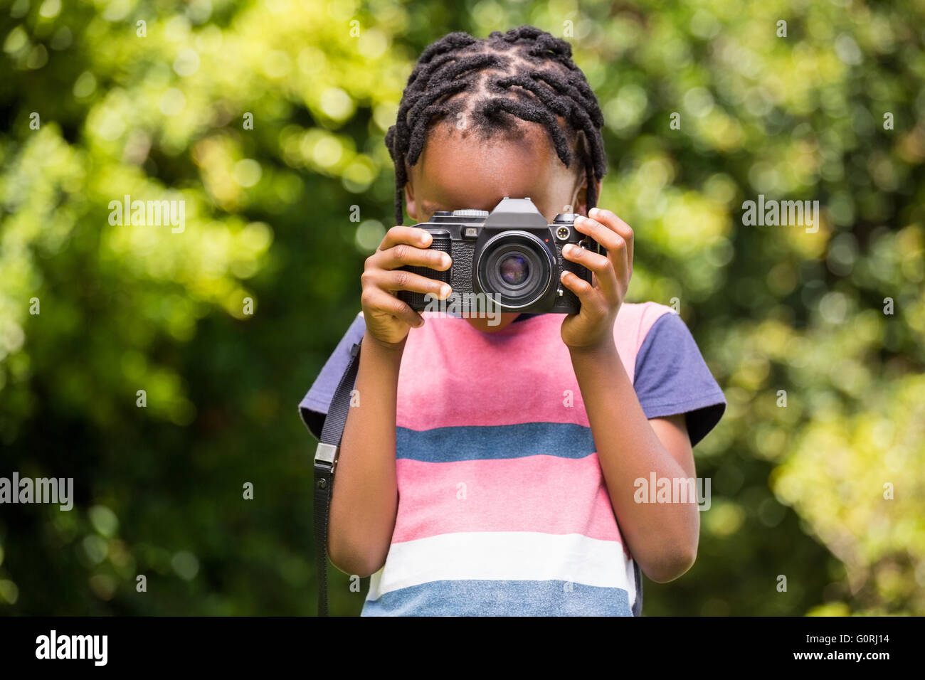 Ein Kind ist mit Kamera fotografieren. Stockfoto