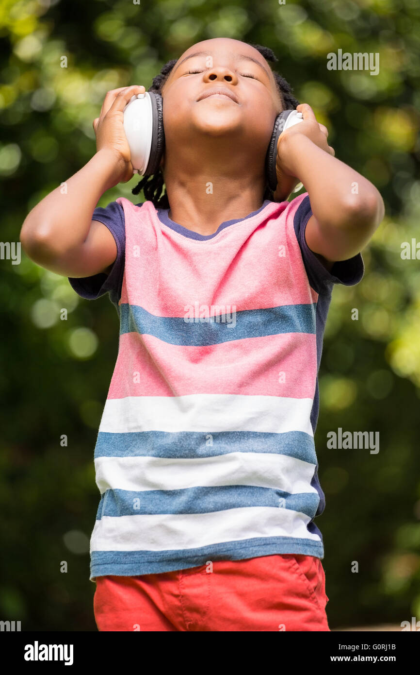 Junge mit Augen geschlossen, Musik hören Stockfoto