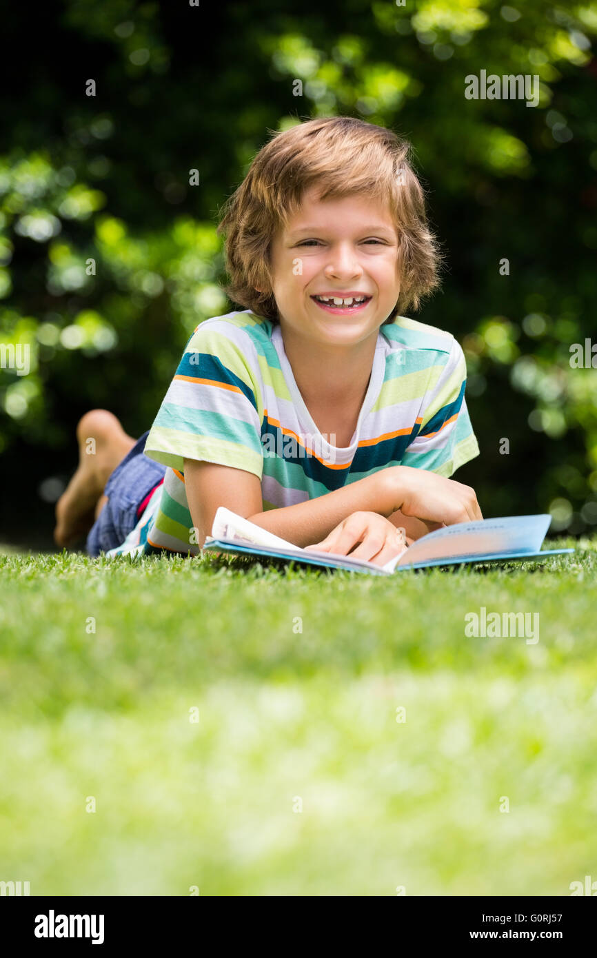 Ein kleiner Junge ist in der Wiese liegend Stockfoto