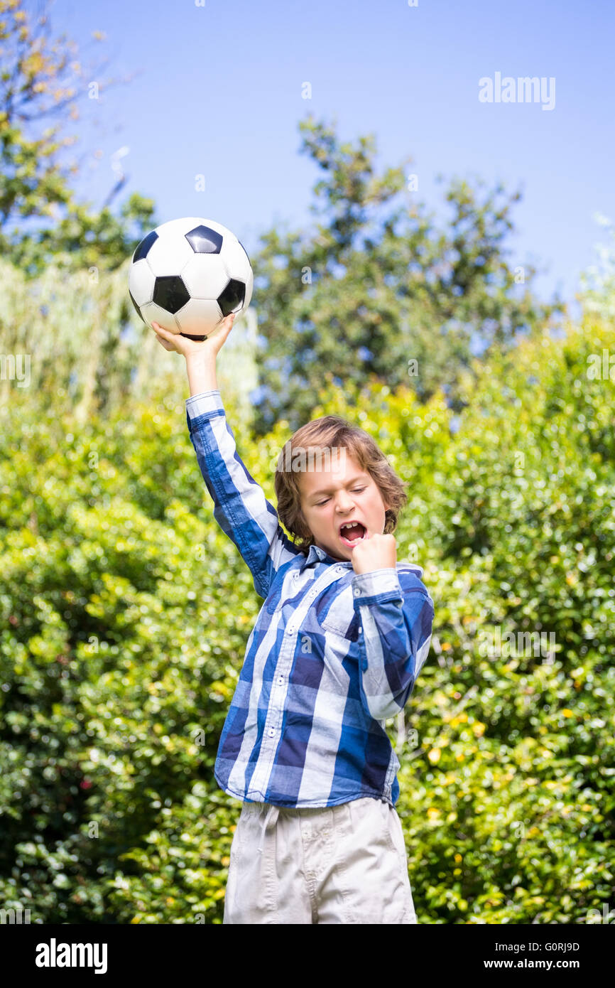 Porträt von süsser Boy feiert seine Fußball-Sieg Stockfoto