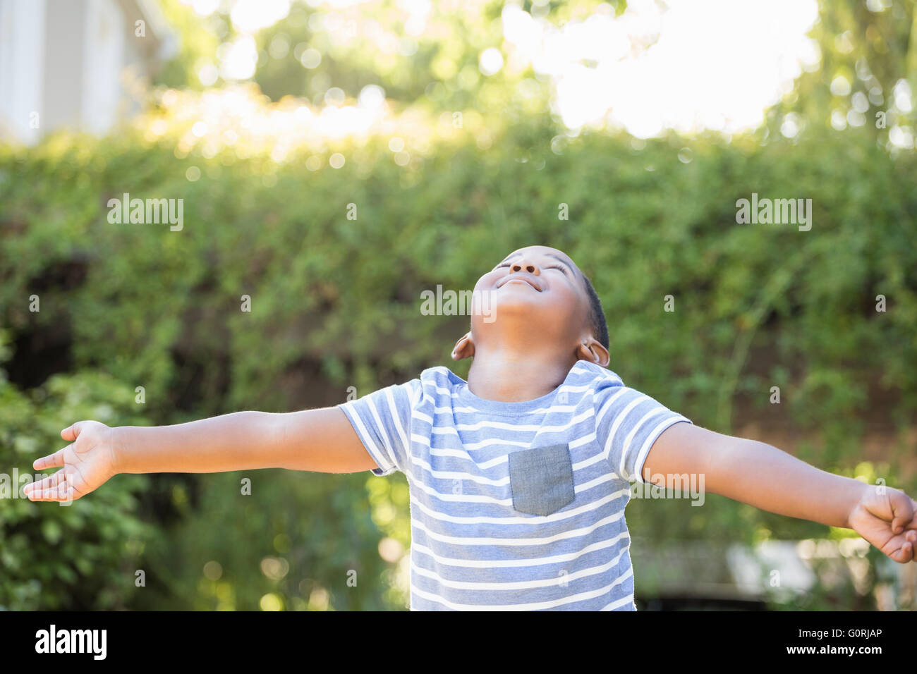 Ein Kind sucht den Himmel Stockfoto