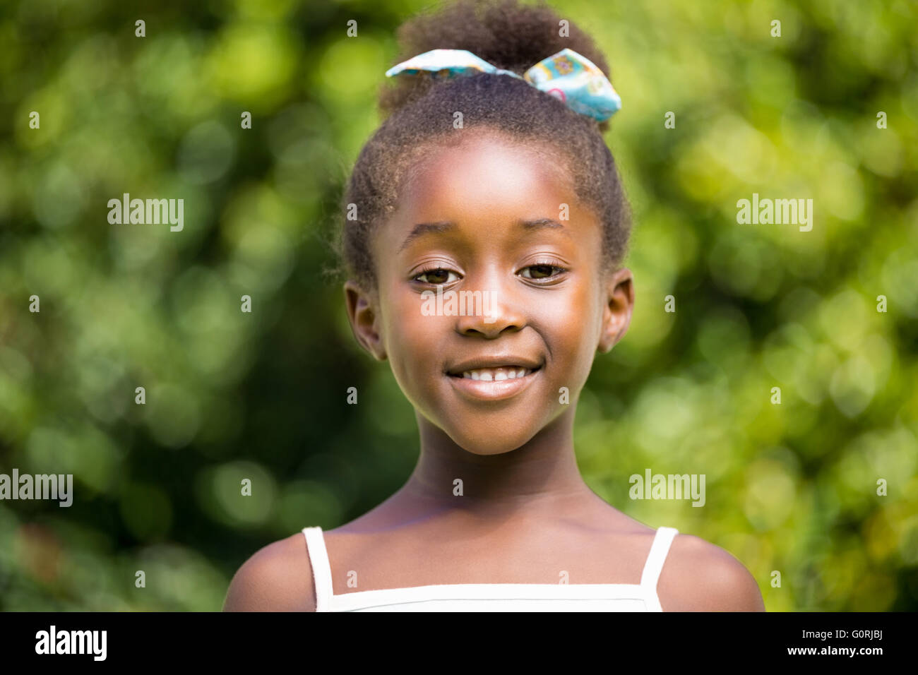 Porträt eines mixed-Rennen Mädchen lächelnd Stockfoto
