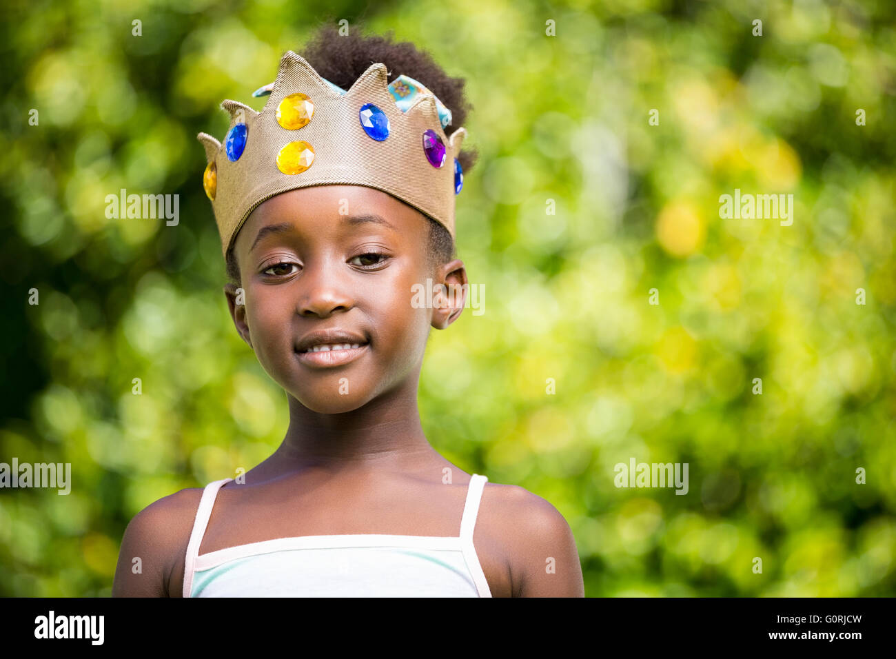 Porträt eines Mädchens Mischenrennen lächelnd und trägt eine Krone Stockfoto