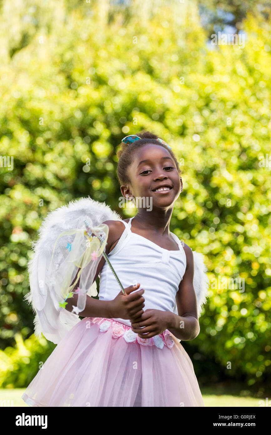 Niedliche Mischenrennen Mädchen Lächeln und posieren mit einem Märchen-Kleid Stockfoto