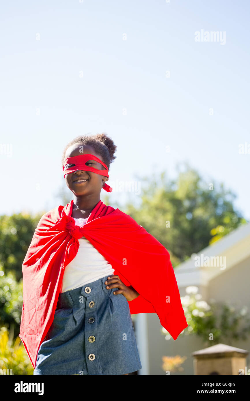 Niedliche Mischenrennen Mädchen lächelnd und tragen ein Kostüm Stockfoto